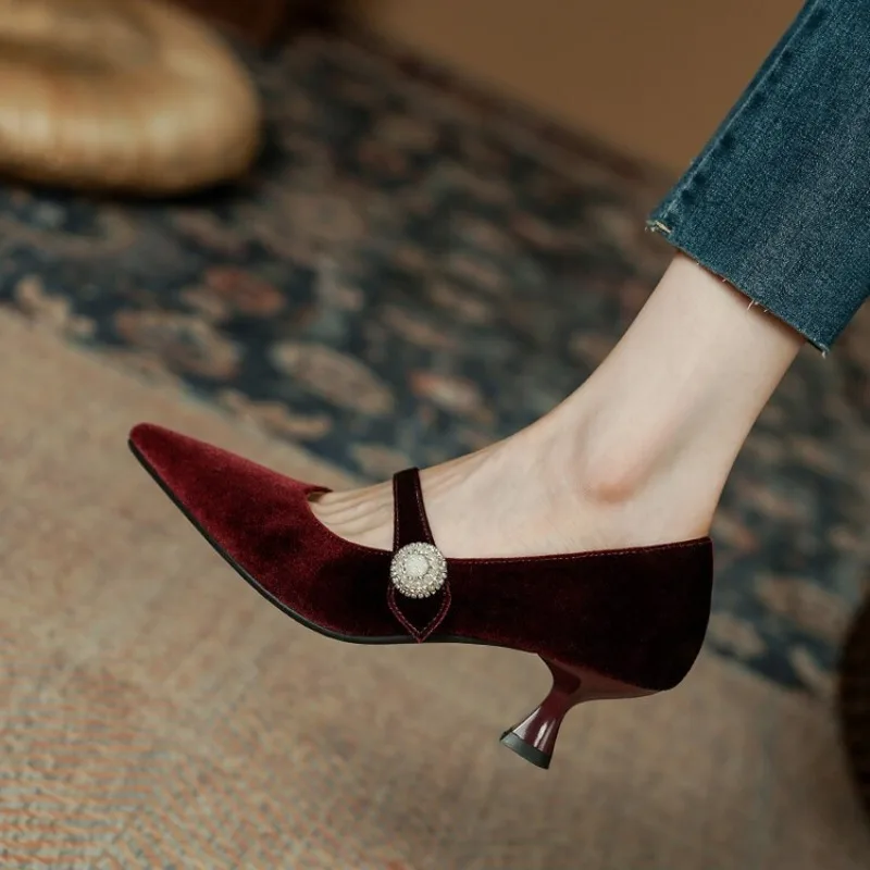 النبيذ الأحمر أشار تو ماري جين - مراجعة Heels وسعره